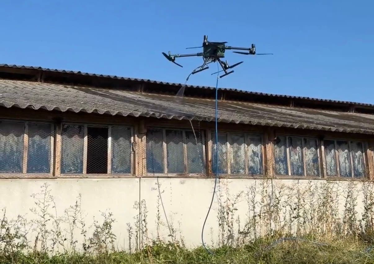 Drone LB Drone au-dessus d’une toiture